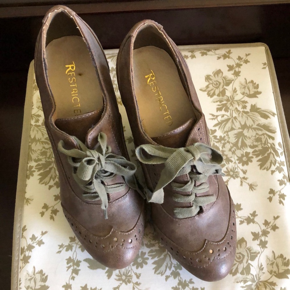 Vintage inspired wing tip wedge